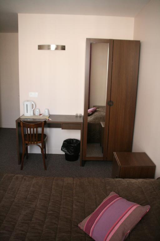 Hotel Du Roussillon Paris Room photo